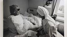 Pětadvacet černobílých snímků přibližuje práci kaplanů s nemocnými, seniory a umírajícími v různých zařízeních i městech.
