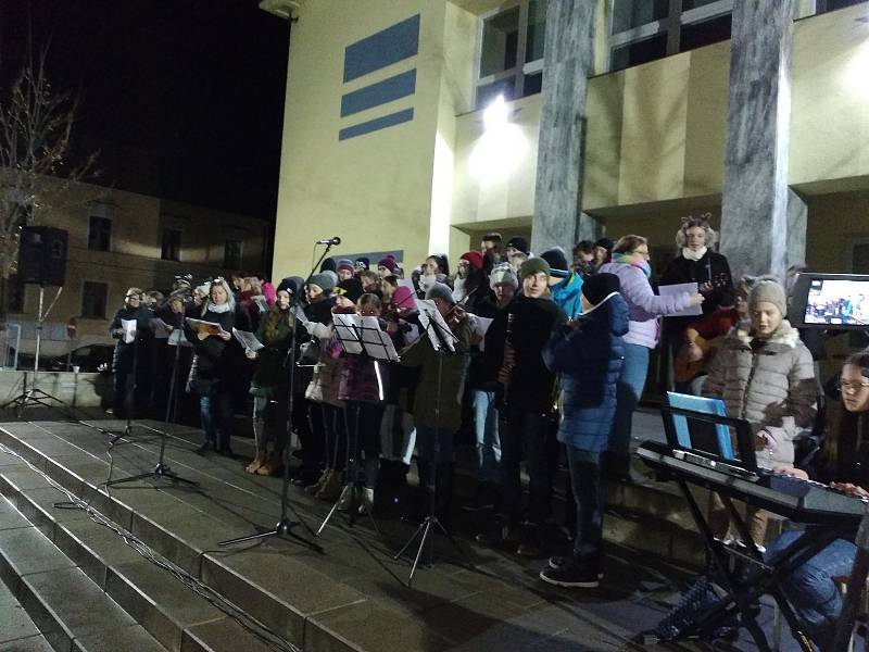 Vánoční atmosféru si připomněli lidé na náměstí v Kloboukách u Brna. Sešlo se tam asi dvě stě padesát zpěváků. Pět desítek studentů gymnázia ke zpěvu i zahrálo. Foto: Renata Pilařová