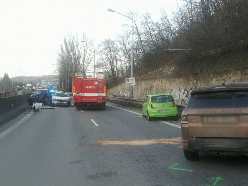 V Žabovřeské se střetla čtyři osobní auta. Škoda je dva miliony korun.