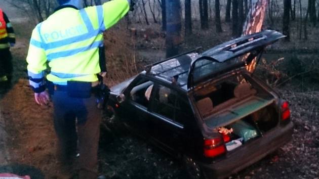 Auto vrazilo u Zakřan do stromu. 