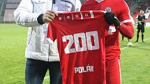 Brněnský fotbalista Jan Polák dostal dres připomínající 200 odehraných ligových zápasů v české nejvyšší soutěži.
