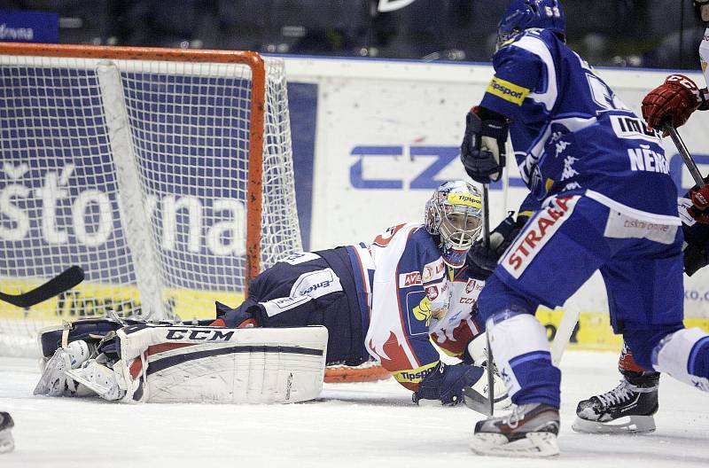 Hokejové utkání Tipsport extraligy v ledním hokeji mezi HC ČSOB Pojišťovna Pardubice (v bílém) a HC Kometa Brno (v modrém) v pardubické ČEZ Areně.