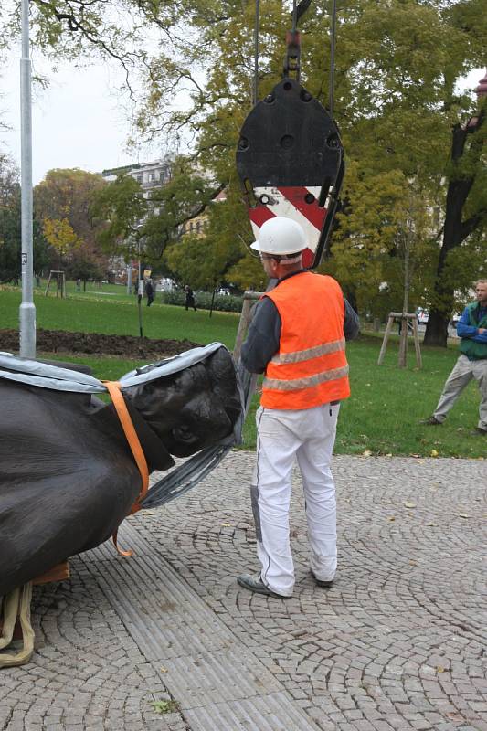 Socha Leoše Janáčka se po dvou letech vrací před Janáčkovo divadlo.