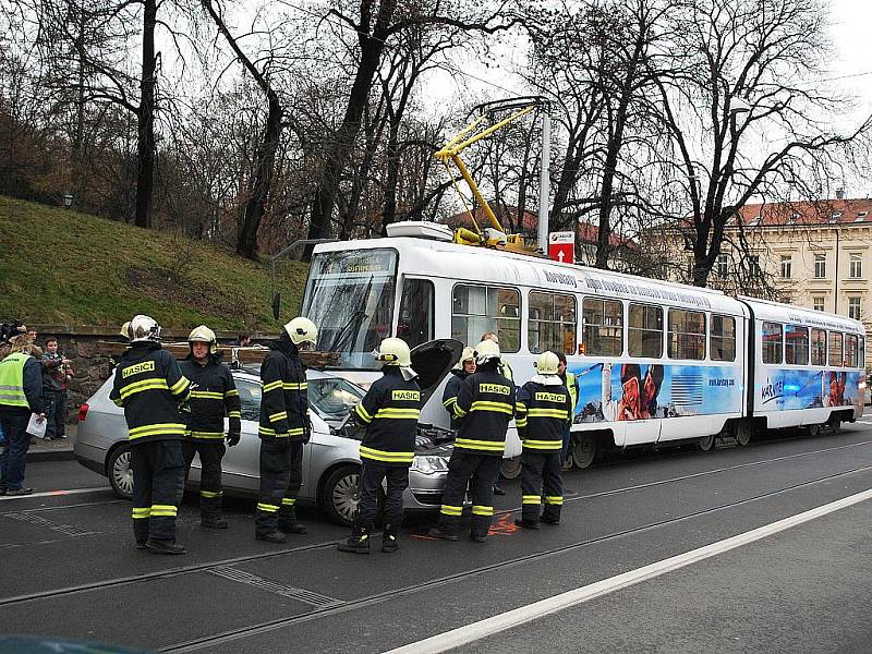 V brněnské Husově ulici se srazilo auto s tramvají.