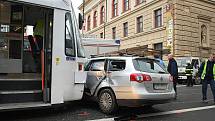 V brněnské Husově ulici se srazilo auto s tramvají.
