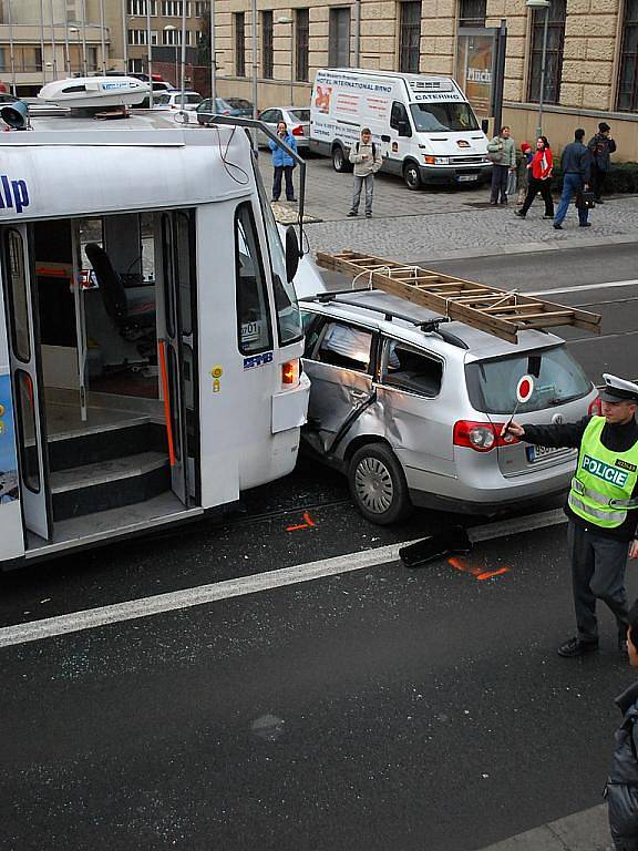 V brněnské Husově ulici se srazilo auto s tramvají.