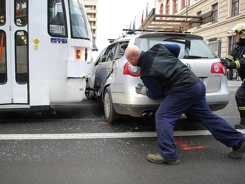 V brněnské Husově ulici se srazilo auto s tramvají.