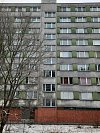 Byty na adrese Ibsenova 9,10, 11 na brněnském sídlišti Lesná jsou dlouhodobě ve špatném stavu. Toto foto je dva roky staré.