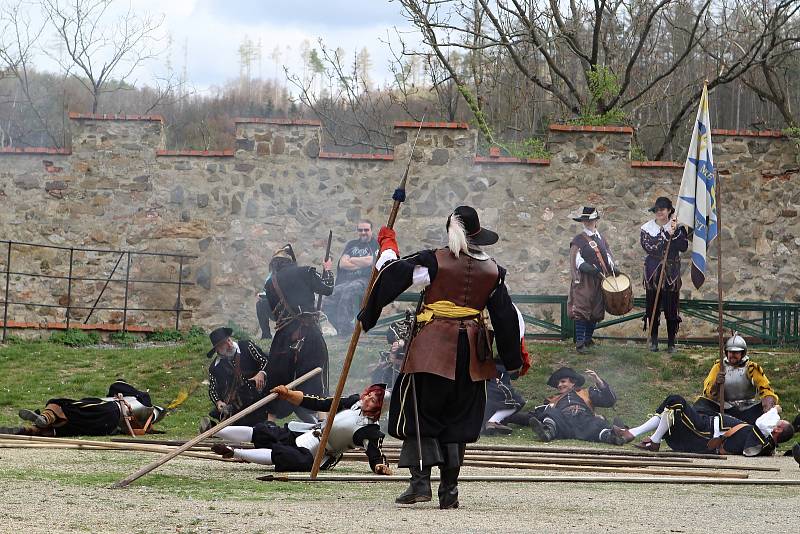 Skupina historického šermu Houwaldův regiment předvedla v sobotu na hradě Veveří návštěvníkům ukázky z výcviku švédských mušketýrů z období třicetileté války.