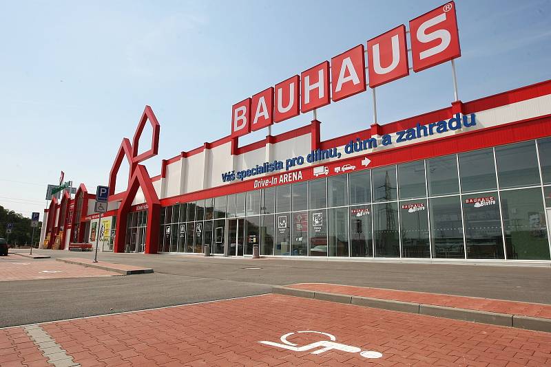 Stavba a otevření kontroverzního obchodního domu Bauhaus v Brně-Ivanovicích.