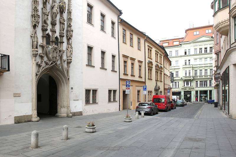 Brno 20.3.2020 - srovnání místa před a po zákazu pohybu bez zakrytých úst a nosu - ulice Radnická