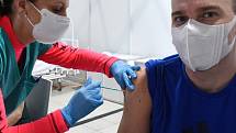 V záložní nemocnici na BVV začalo očkování proti covidu 19.