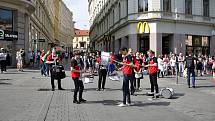 Tisíce studentů se zúčastnily majálesového průvodu z náměstí Svobody na brněnské výstaviště za doprovodu kapel.