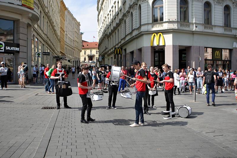 Tisíce studentů se zúčastnily majálesového průvodu z náměstí Svobody na brněnské výstaviště za doprovodu kapel.