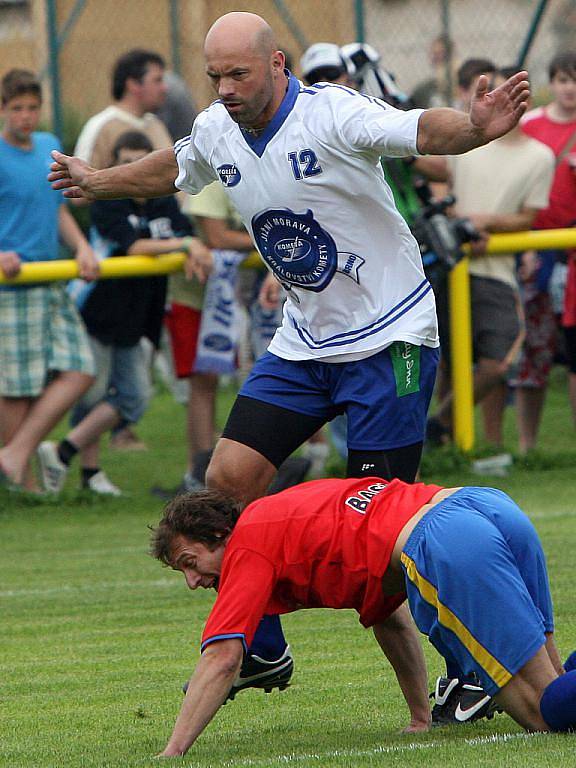 Hokejisté brněnské Komety remizovali v přátelském utkání se žebětínskými fotbalisty 3:3.