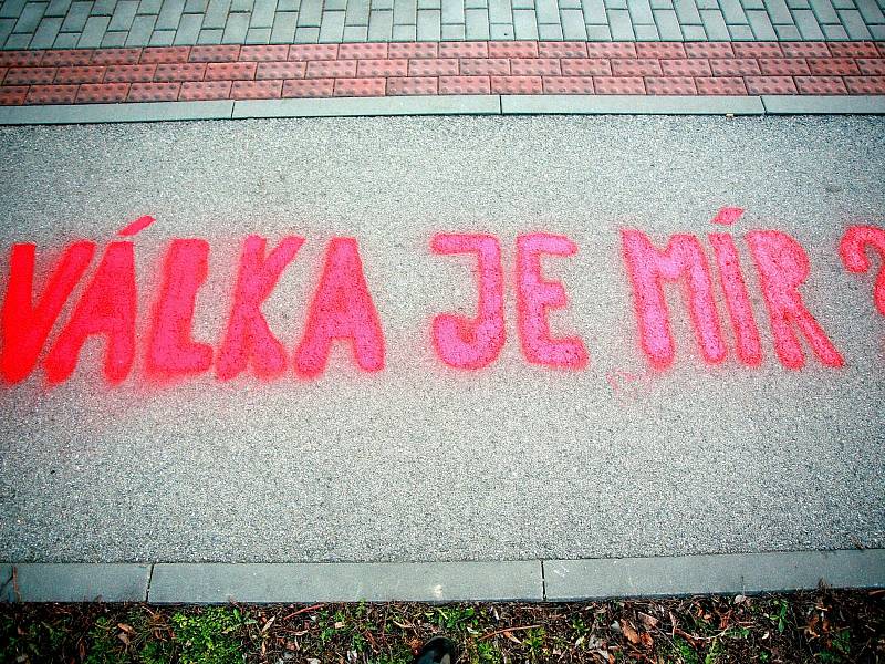 Před generálním konzulátem Ruska v brněnské ulici Hlinky se sešla asi čtyřicítka lidí. 