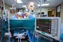 Lékaři na operačním sále. Ilustrační snímek