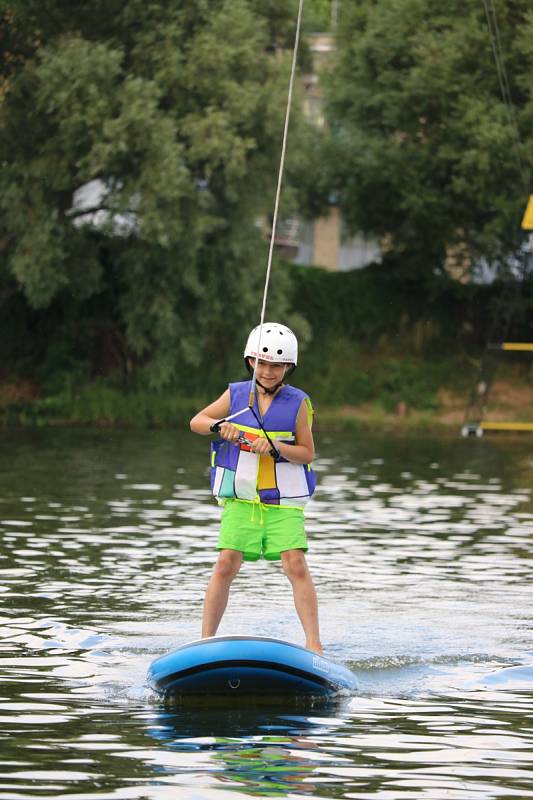 Na přehradě testují vlek pro vodní lyžování a wakeboarding.