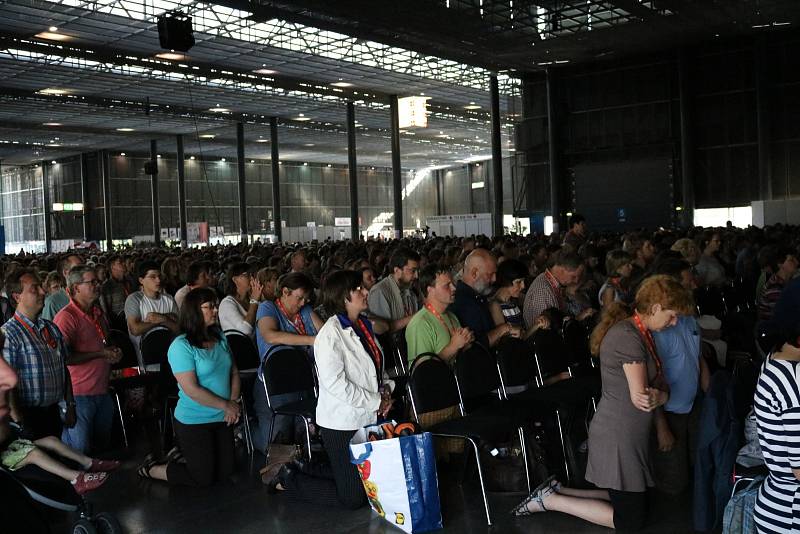 Nejen modlitby a mše, ale i cimbálovka a biblické tance. Takový je program letošního 27. ročníku Katolické charismatické konference, kterou hostí Brno. Pětidenní akce, o kterou je letos rekordní zájem, začala ve středu na výstavišti.