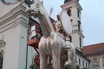 V Brně dokončili instalaci sochy Jošta, v ponděli dostane kopí.