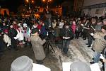 Krátce po šesté hodině večer zpívá koledy na náměstí v Pohořelicích na Brněnsku asi sto padesát lidí pod vedením pohořelického sboru Mužáků.