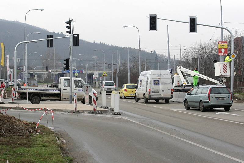 Na brněnských silnicích bude od příštího týdne o něco bezpečněji. Pomůžou nové semafory. V křižovatce Veslařské a Kníničské ulice u komínské vozovny se poprvé rozsvítí v pondělí.