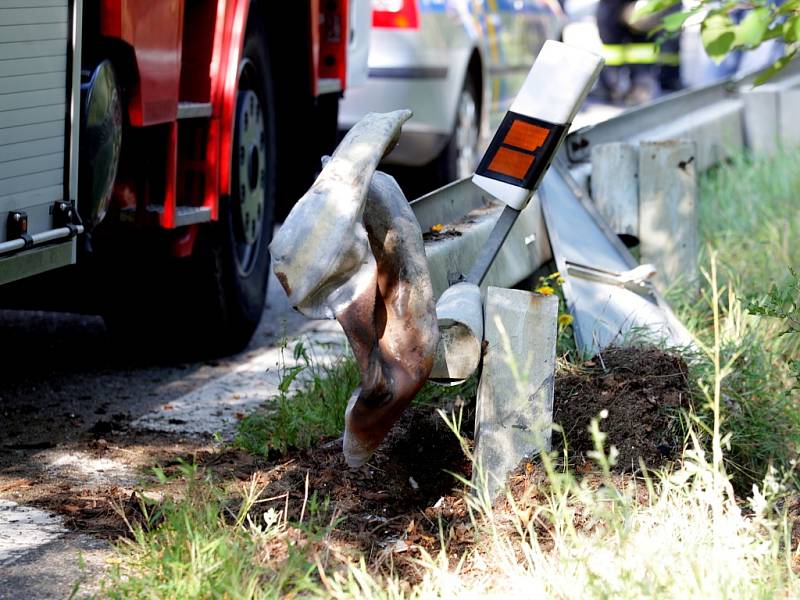 Nehoda osobního automobilu u Brněnské přehrady, které sjelo do vody.