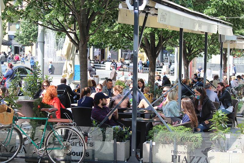 V neděli odpoledne - v poslední den stavu nouze kvůli koronaviru - se brněnské zahrádky před restauracemi, kavárnami a hospodami zaplnily v letním počasí lidmi.