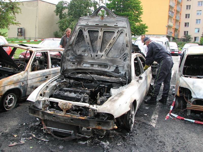 Na sídlišti ve Starém Lískovci shořelo osm aut.