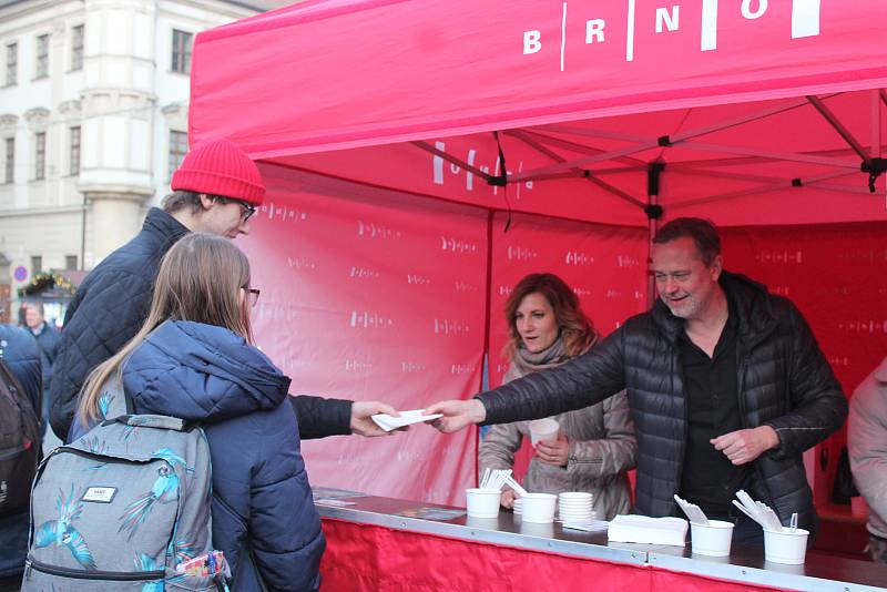 Primátorka, její náměstci a další brněnští radní rozdávali horkou polévku.