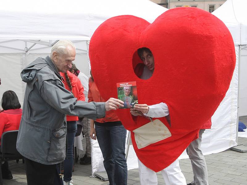 Kromě možnosti bezplatné kontroly činnosti srdce se v pondělí zájemci na brněnském náměstí Svobody naučili i praktické věci do života.
