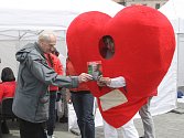 Kromě možnosti bezplatné kontroly činnosti srdce se v pondělí zájemci na brněnském náměstí Svobody naučili i praktické věci do života.