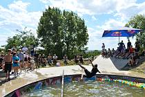 Skateboardista Maxim Habanec předvedl své triky v skate parku ve Slatině. V něm vznikl bazén, do kterého mohli akrobati na kolečkách skákat a předvádět své triky.