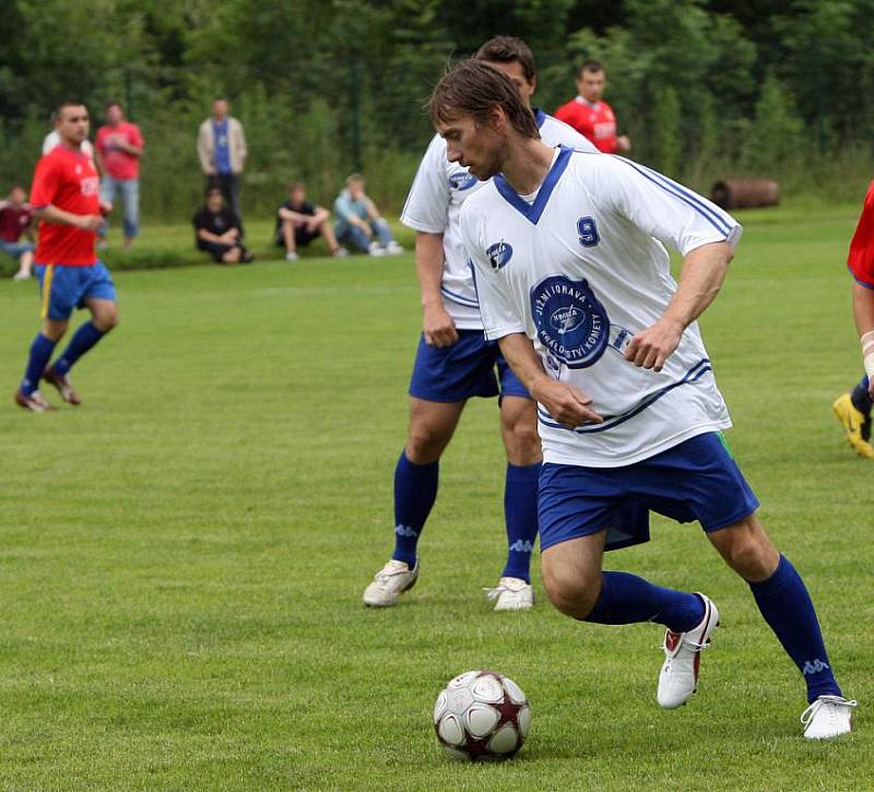 Hokejisté brněnské Komety remizovali v přátelském utkání se žebětínskými fotbalisty 3:3.