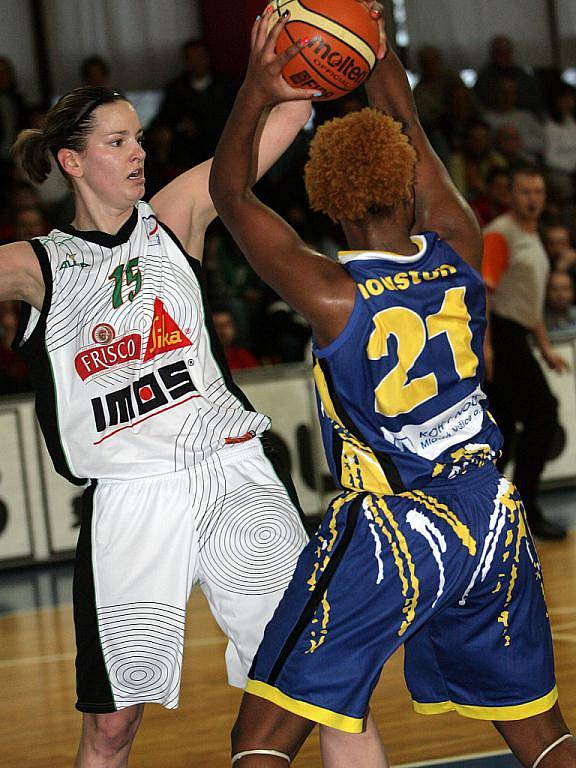 Basketbalistky Frisco Sika Brno zvítězily v prvním zápase finále ženské ligy nad USK Praha 80:77.