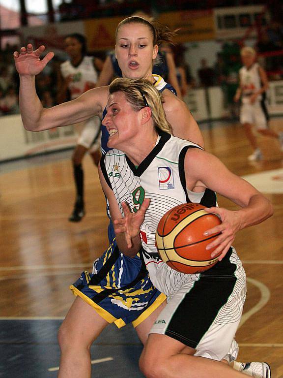 Basketbalistky Frisco Sika Brno zvítězily v prvním zápase finále ženské ligy nad USK Praha 80:77.