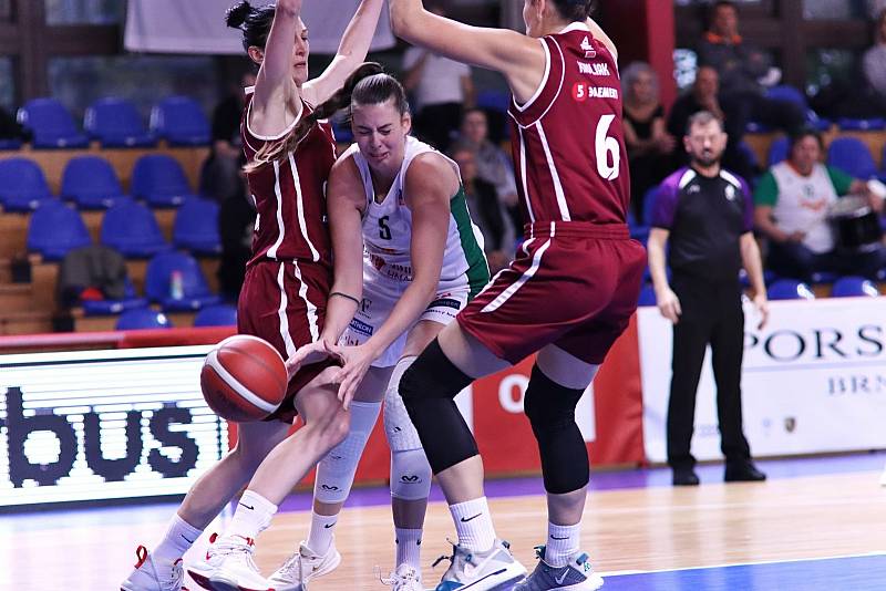Basketbalistky brněnských Žabin (v bílém) vyhrály první dva zápasy EWBL, v neděli porazily běloruský celek Olimpia Grodno 75:53.