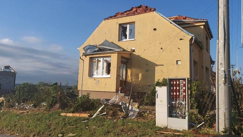 Desítky záchranářů zasahovaly po ničivém tornádu na Hodonínsku a Břeclavsku. Pomoct vyrazili i ti, kteří právě neměli službu. Neštěstí podobného rozsahu nepamatují.