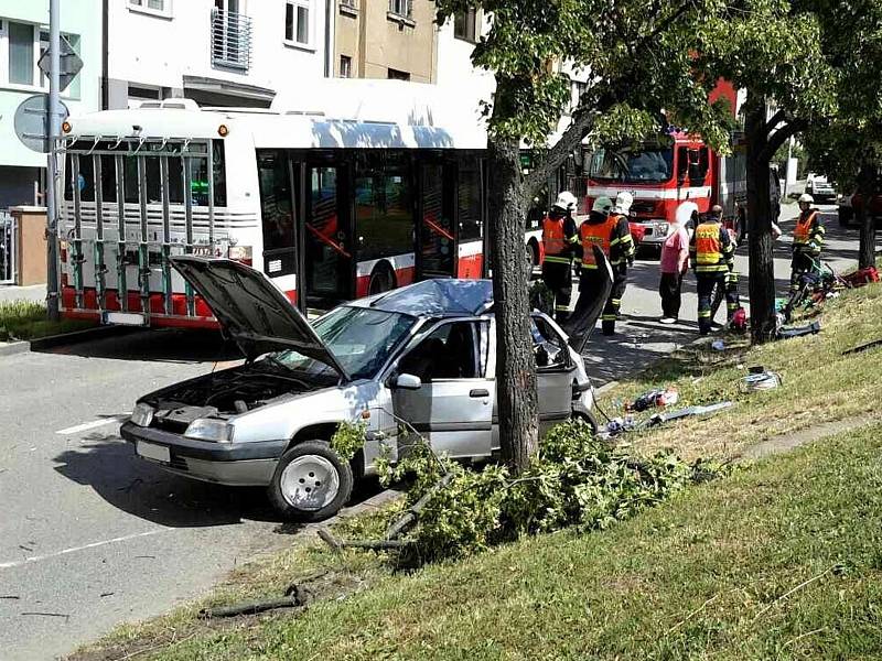 Téměř dvě hodiny nejezdily v neděli Bělohorskou ulicí v brněnských Židenicích autobusy linek 55 a 75. Před půl třetí se tam srazilo osobní auto a autobus linky 55, který jel z Židenic do Mariánského údolí.