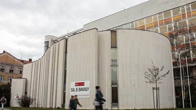 BÍLÝ DŮM. Brněnskou budovu postavili mezi lety 1973 a 1976 architekti Miroslav Spurný a František Jakubec. V domě sídlil městský výbor KSČ a dnes se v něm nachází poliklinika. Radní ho plánují prodat za pět let za pětašedesát milionů korun. 