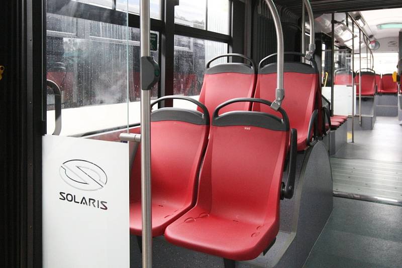 Ve čtvrtek dopravní podnik představil ve slatinské vozovně dvaadvacet nových nízkopodlažních kloubových autobusů typu Solaris Urbino 18.