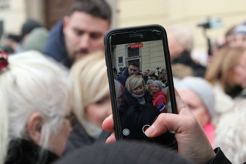 Prezidentského kandidáta Andreje Babiše přivítala v Brně řada příznivců i odpůrců.