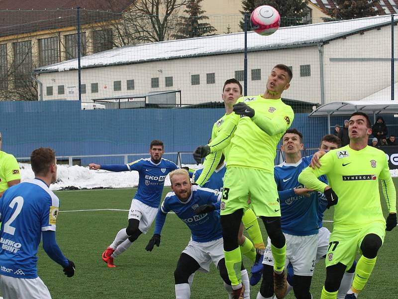 FC Zbrojovka Brno podlehla FC MAS Táborsko (modrá) 1:4