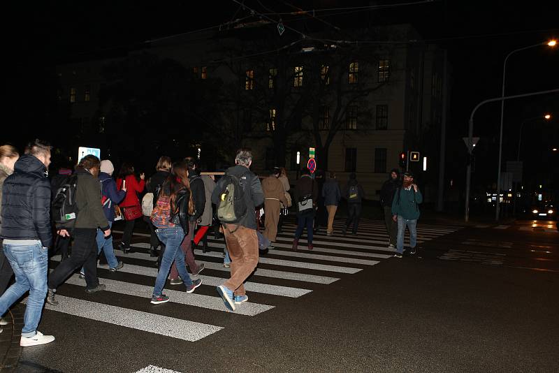 Studenti filozofické fakulty symbolicky přibili pětadevadesát tezí na dveře před rektorátem brněnské Masarykovy univerzity.