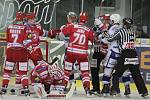 Hokejová Kometa Brno (v bílém) porazila v důležitém utkání Třinec 3:1.