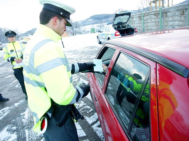 Policisté kontrolovali v Čebíně zimní gumy.