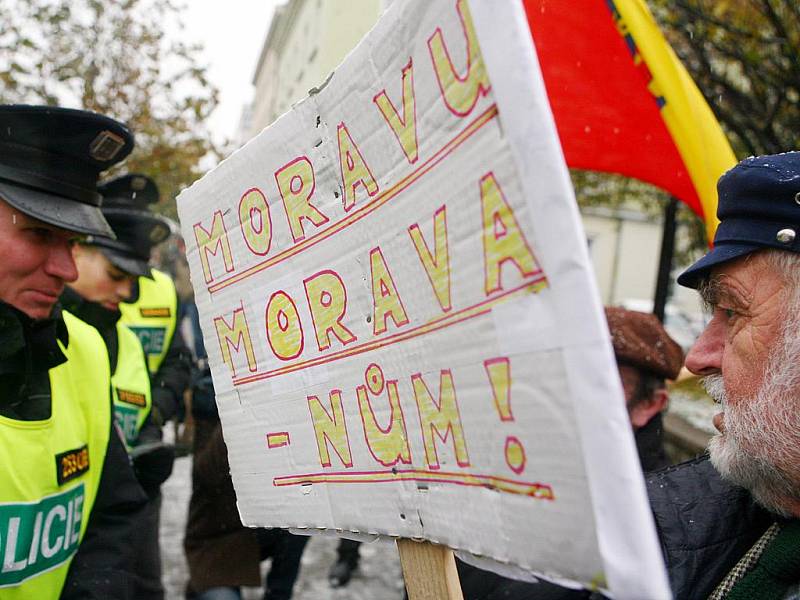 Demonstrace před Ústavním soudem v Brně.