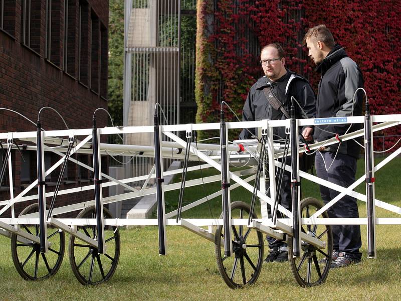 Nasadit klobouk a k opasku připevnit bič. Jako známou postavu Indiana Jonese si i dnes mnoho lidí představuje práci archeologů. Z omylu je chtěli vyvést v sobotu na Filozofické fakultě Masarykovy univerzity při příležitosti světového dne archeologie.