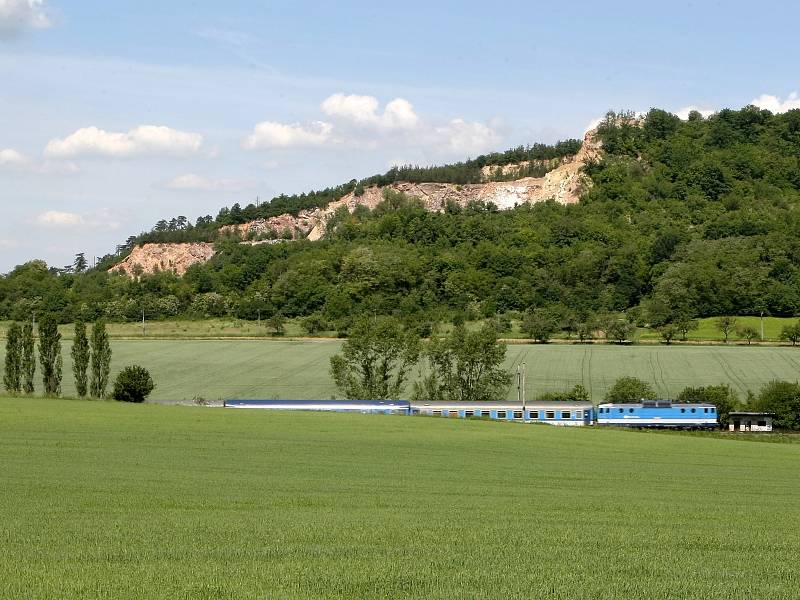 Lom leží stovky metrů od Čebína. Takovou vzdálenost urazily i kameny, které se rozletěly směrem k benzinové čerpací stanici a domům na okraji obce. Na benzince udělaly díru do plastové střechy. V obci ničily hlavně střešní tašky a dlaždice na zemi. 