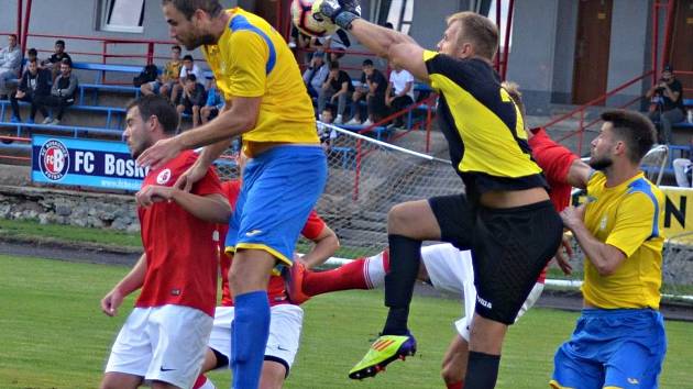 Fotbalisté Ivančic (na snímku ve žlutomodrých dresech) bojují o záchranu v krajském přeboru.